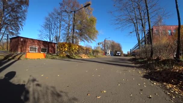 Une Camionnette Blanche Mouvement Zone Industrielle Soleil Brille Voiture Tourne — Video