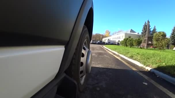 Witte Bestelwagen Rijdend Industriegebied Heldere Zon Schijnt Auto Draait Parallelle — Stockvideo