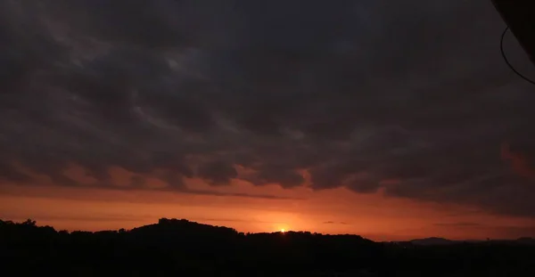 Gerippte Wolken Auf Dem Hintergrund Des Sonnenuntergangs — Stockfoto