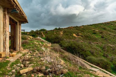 Malta 'da yeşil bir tepede ev harabeleri