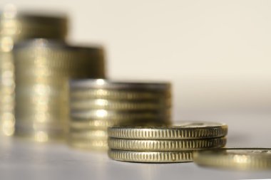 Barlarda yığılmış paralar .