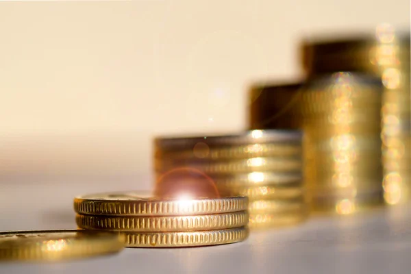 Monedas apiladas en barras  . — Foto de Stock