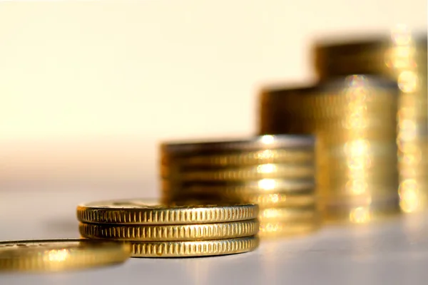 Monedas apiladas en barras  . — Foto de Stock