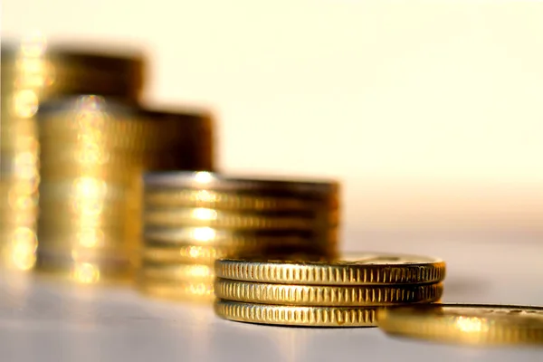 Monedas apiladas en barras  . — Foto de Stock
