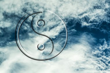 Gökyüzünün arka planında Yin Yang sembolü  .