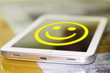 Gülen yüz üstünde belgili tanımlık telefon perde .