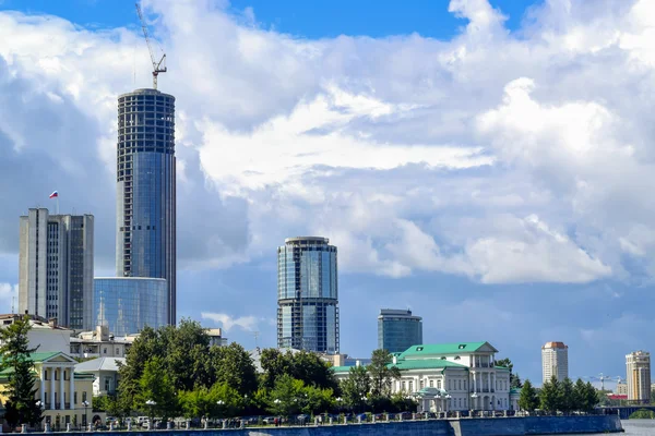 Ekaterinburg. Um cais da cidade. A construção de Ecaterimburgo - cidade  . — Fotografia de Stock