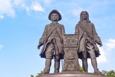 Ekaterinburg. Vasili Tatischev ve Wilhelm de Gennine anıt .