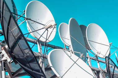 uydu çanağı mavi gökyüzü arka planında