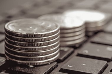 Klavye sütunlarda büyüğe paralar .