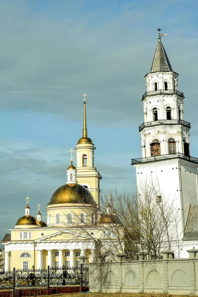 Rossia. Nevyansk. Demidov barátait a ferde torony és a Minorita templom. — Stock Fotó