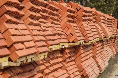 Kırmızı tuğla inşaat alanında yalan .