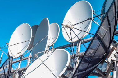 uydu çanağı mavi gökyüzü arka planında