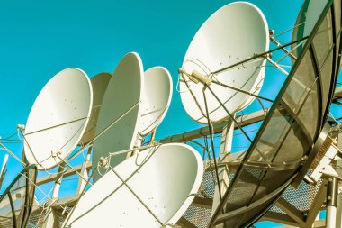 uydu çanağı mavi gökyüzü arka planında