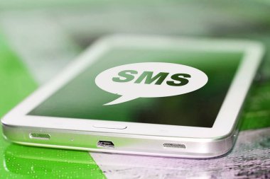 Ekran cep telefonuyla sembolü sms .