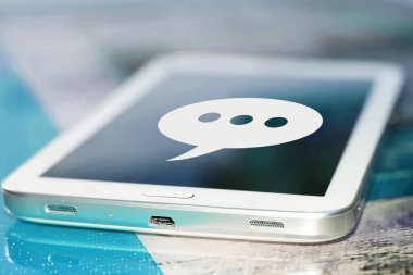 Ekran cep telefonuyla sembolü sms .
