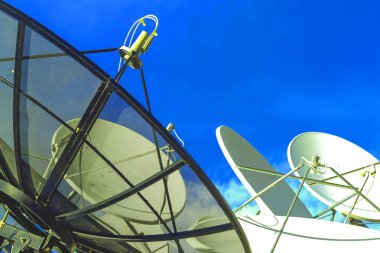 uydu çanağı mavi gökyüzü arka planında