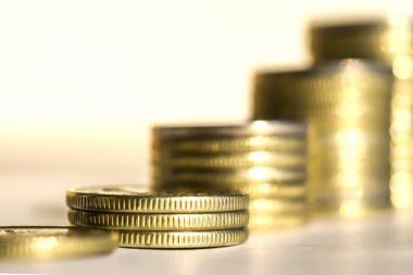 Barlarda yığılmış paralar .