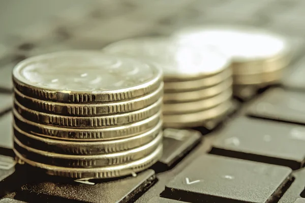 Montones de monedas en un teclado de ordenador  . —  Fotos de Stock
