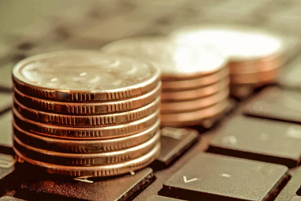 Montones de monedas en un teclado de ordenador  . —  Fotos de Stock