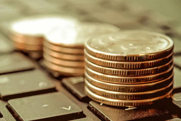 Travar av mynt på tangentbord . — Stockfoto