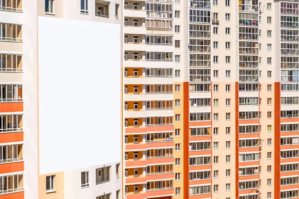 Tom Billboard på bakgrunden av de höghus bostadshuset — Stockfoto