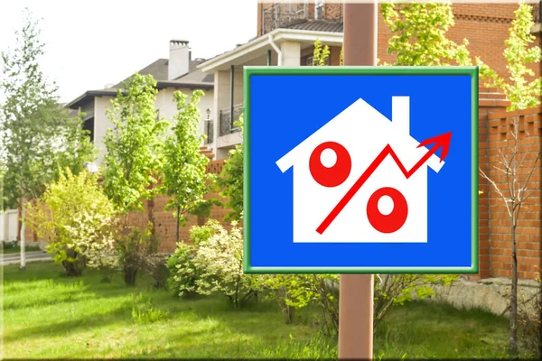 Un panneau d'affichage annonçant la vente de biens immobiliers  . — Photo