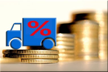Araba ve kırmızı yüzde para bir arka plan üzerinde oturum açın . 