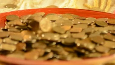 Fincan içine düşen para .