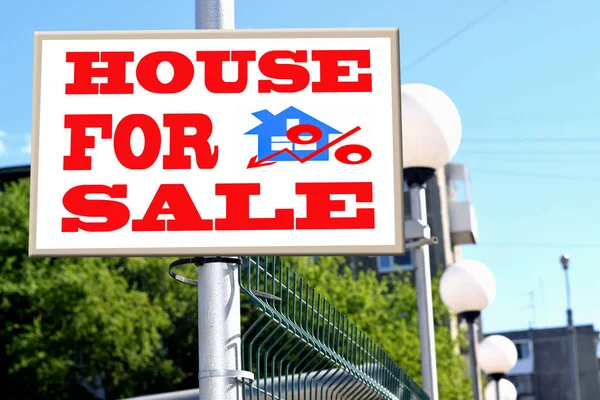 Un panneau d'affichage annonçant la vente de biens immobiliers  . — Photo