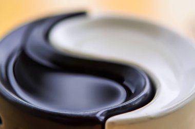 Yin-Yang uyum ve denge renkli bir arka plan üzerinde sembolü