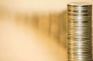 Paralar parmaklıklara istiflenmiş. Gelir artışı kavramı