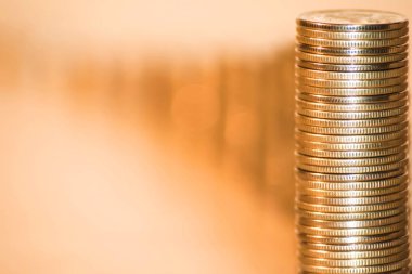 Paralar parmaklıklara istiflenmiş. Gelir artışı kavramı