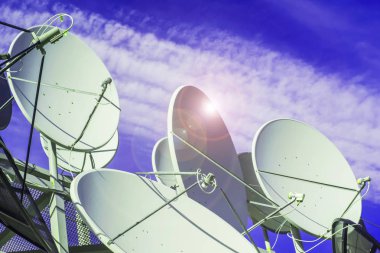 uydu çanağı mavi gökyüzü arka planında