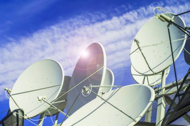 uydu çanağı mavi gökyüzü arka planında