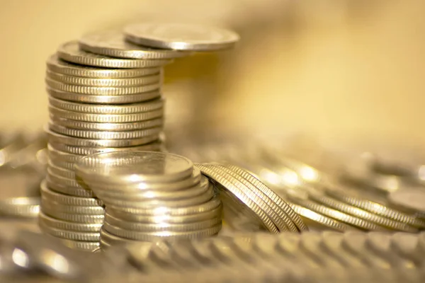 Monedas apiladas en barras . — Foto de Stock