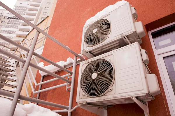 Acondicionadores de aire en la pared de una casa —  Fotos de Stock