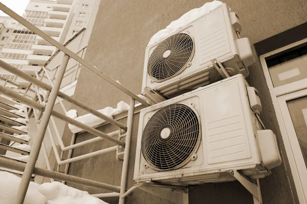 Acondicionadores de aire en la pared de una casa —  Fotos de Stock