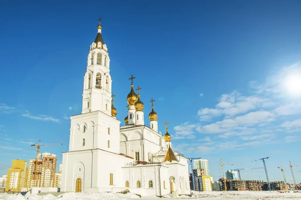 Православна Церква проти синього неба і будівництво . — стокове фото