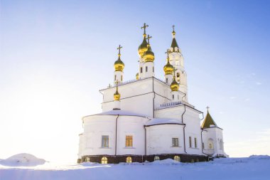 Mavi gökyüzüne karşı Ortodoks Kilisesi