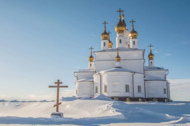 Mavi gökyüzüne karşı Ortodoks Kilisesi