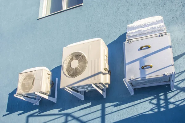 Acondicionadores de aire en la pared de una casa —  Fotos de Stock