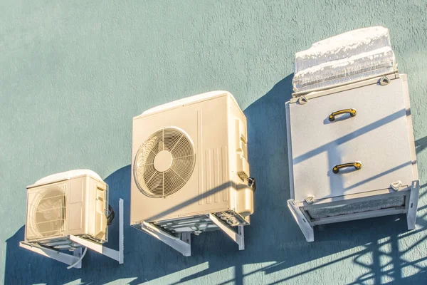 Acondicionadores de aire en la pared de una casa — Foto de Stock