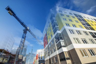 Yeni bir konut daire ev inşaatı. Uygun fiyatlı konut kavramı inşaatı