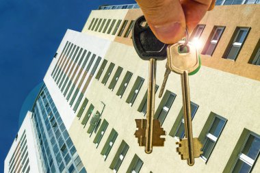 Yeni bir konut evler arka planda dairenin anahtarları . 