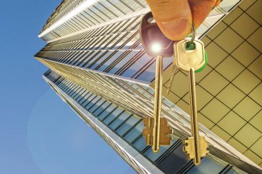 Yeni bir konut evler arka planda dairenin anahtarları . 