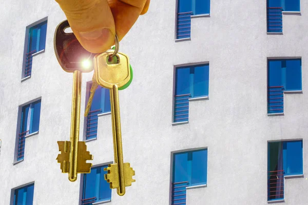 Die Schlüssel zur Wohnung im Hintergrund eines neuen Wohnhauses . — Stockfoto