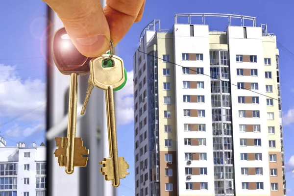 The keys to the apartment in the background of a new residential homes . Stock Image