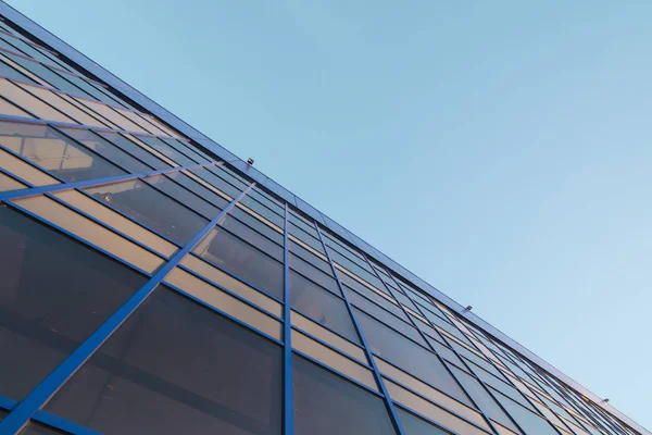 La façade en verre sur le fond du ciel bleu — Photo