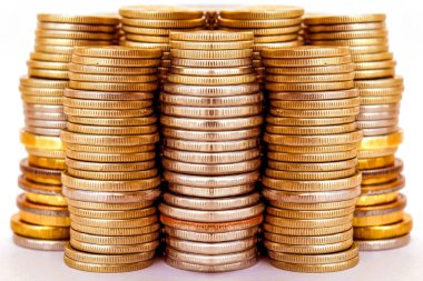 Paralar parmaklıklara istiflenmiş. Gelir artışı kavramı